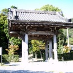 山門をトレーラーに乗せ約500m移動させました。