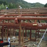 解体工事状況 柱、梁が太く、13mを超える木材が何本もあります。