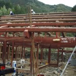 解体工事状況 柱、梁が太く、13mを超える木材が何本もあります。