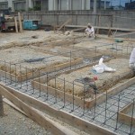 築７０年、土壁で土台の無い建物の曳家と耐震改修工事です。先行で基礎ベースを作ります。