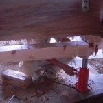 建物を仮受けしながらの作業です。現在の耐震基準に合うように改修します。