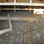レベル調整、家起こし、建物仮受け後、鉄筋を組みます。