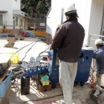 全ての杭を配置後、最新設備の連動ジャッキと計測器で歪みなくジャッキアップします。