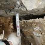 ジャッキアップ、仮受け完了 流動性の高い充填材で埋め戻しを行います。