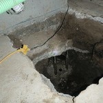 ジャッキアップ完了 基礎、室内共クラックは無し。 最大アップ量１７５㎜でした。 しっかりと柱状改良体と固定します。