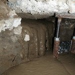 狭い空隙も充填させます。 締め固めた土と同じくらいまで硬化します。でもスコップで掘る事ができます。