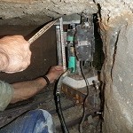 床下内部基礎仮受け状況 建物を仮受けします