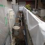 外部掘削状況 給排水管は勾配調整して再利用します。