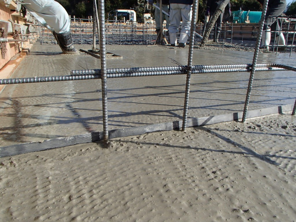 コンクリートの一体打ちができない場合は、止水板を設置し白蟻や湿気対策を行います。