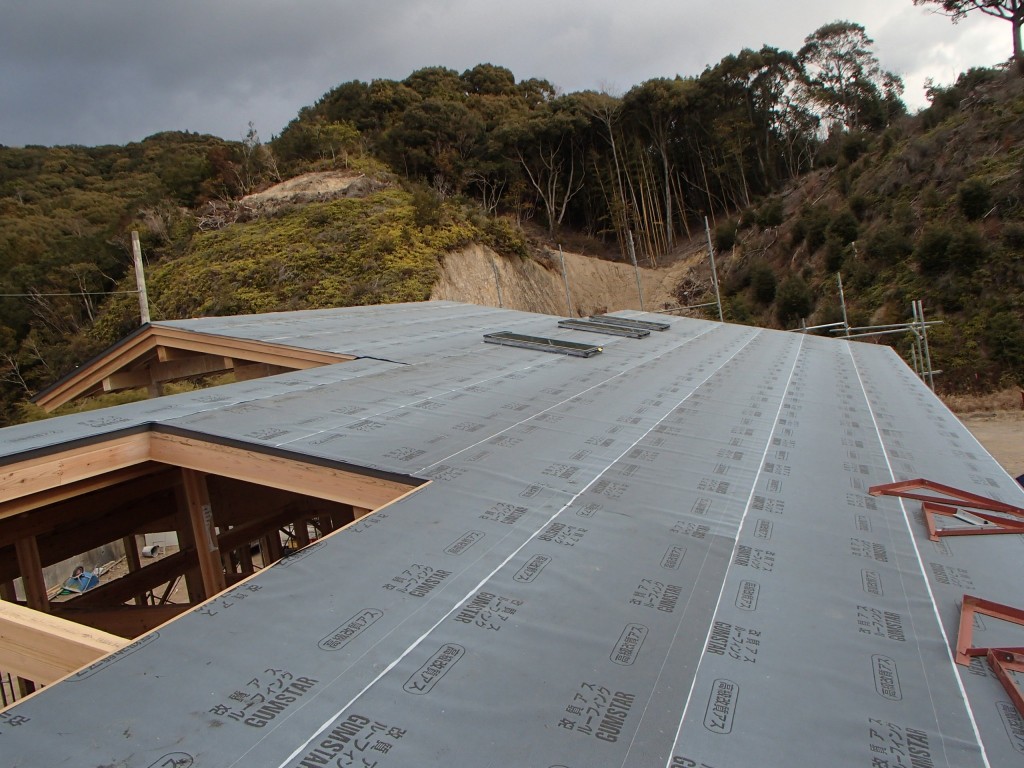 屋根のルーフィング敷き込み完了 万が一、金属屋根の下に雨が侵入してもルーフィングで守ってくれます。