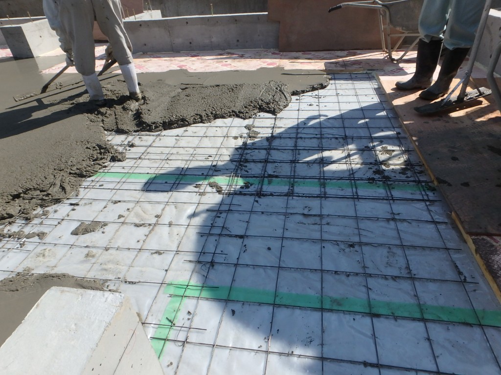 土間上にはコンクリートの湿気が上がらないよう2重に防湿シートを施工します。