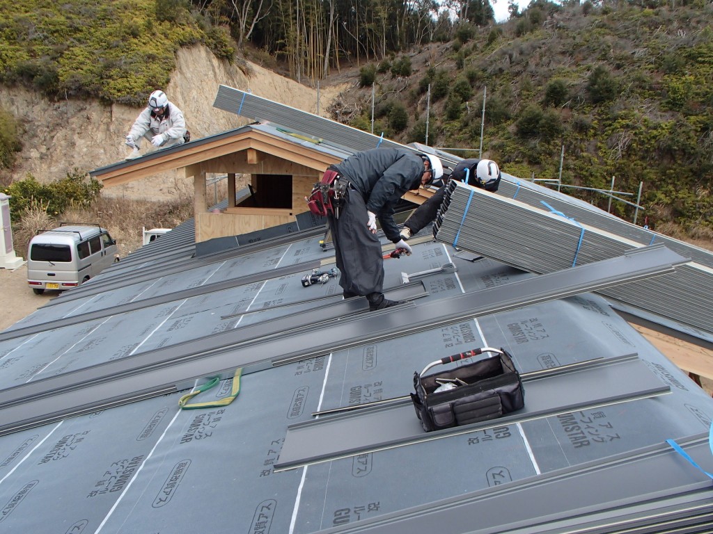 金属屋根設置状況 種類にもよりますが現在の鋼板への塗装も良くなり対応年数がすごく長くなっています。そのうえ軽い為、建物の耐震上も有利になる屋根材です。