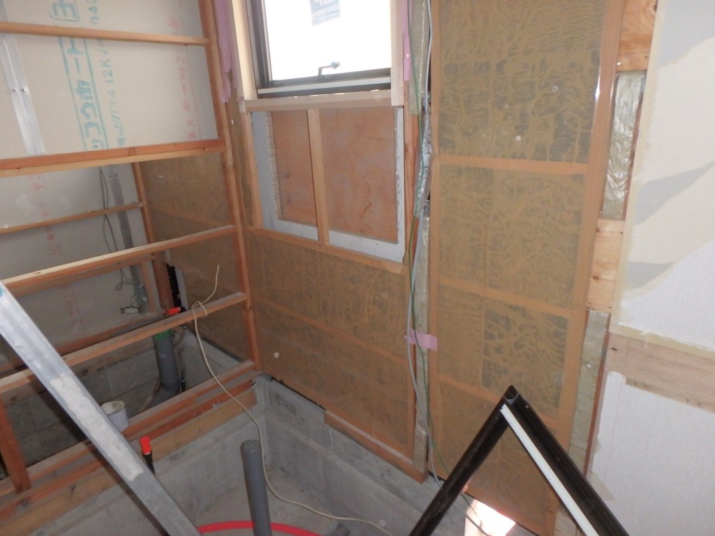 気密性能の悪い窓は取替えます。新しいユニット浴室の周囲は床下と屋根裏をつなぐ大きな煙突になってしまいます。下地を入れ断熱材を設置し気流止めを行います。